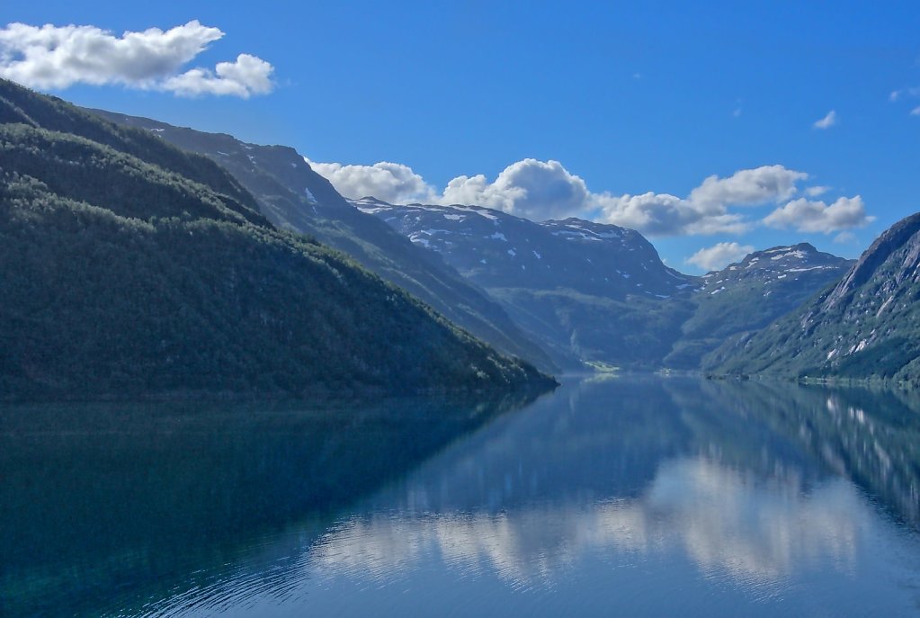 Fjord am frühen Morgen