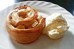 Apfel-Zimt-Schnecke mit Vanilleeis