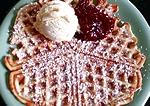 Waffeln mit Vanilleeis und Fliederbeermarmelade