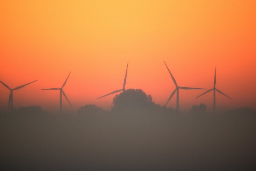 Windräder bei Sonnenaufgang